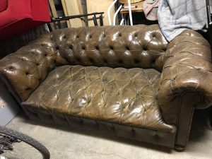 canape-chesterfield-atelier-gru