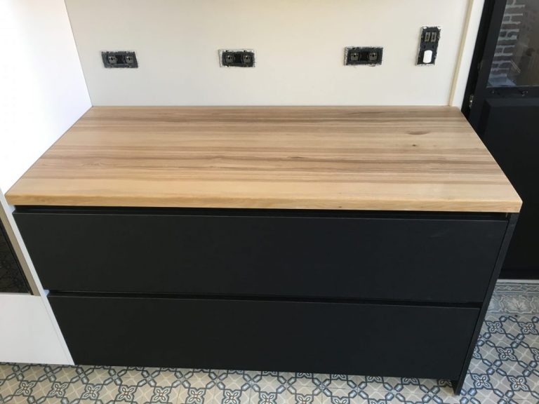 Solid ash worktop, matt varnish.
