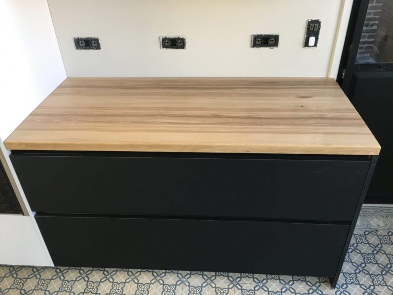 Solid ash worktop, matt varnish.